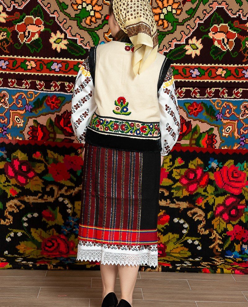 Costum popular femeie  cu pieptar – Daniela