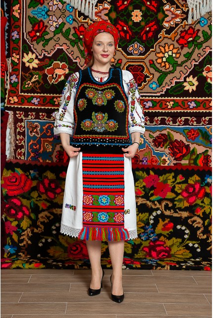 Costum popular femeie - Somes cu pene si pieptar infundat cu margele