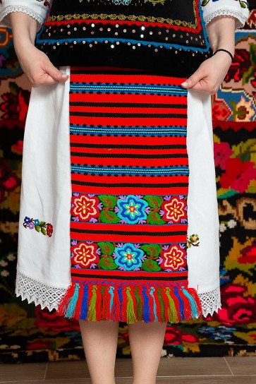 Costum popular femeie - Somes cu pene si pieptar infundat cu margele