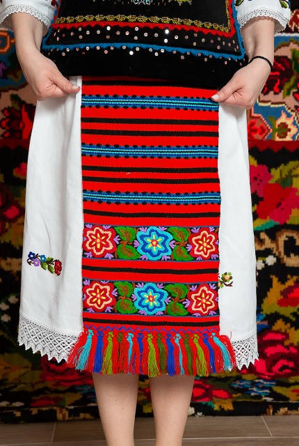 Costum popular femeie - Somes cu pene si pieptar infundat cu margele