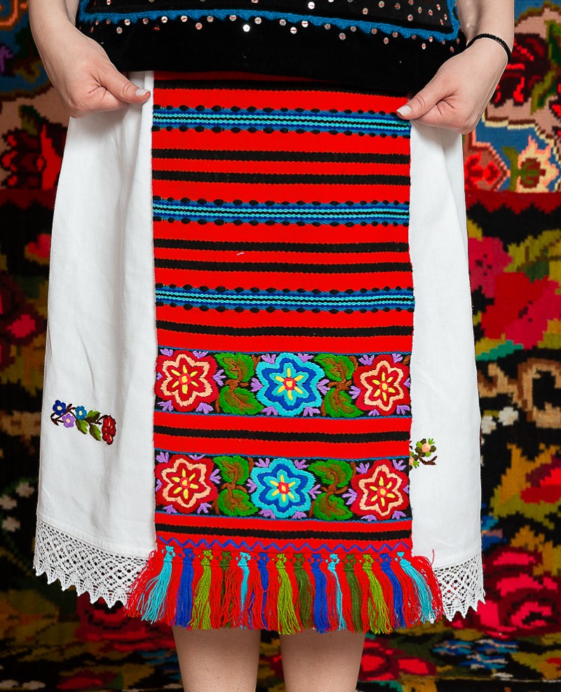 Costum popular femeie - Somes cu pene si pieptar infundat cu margele