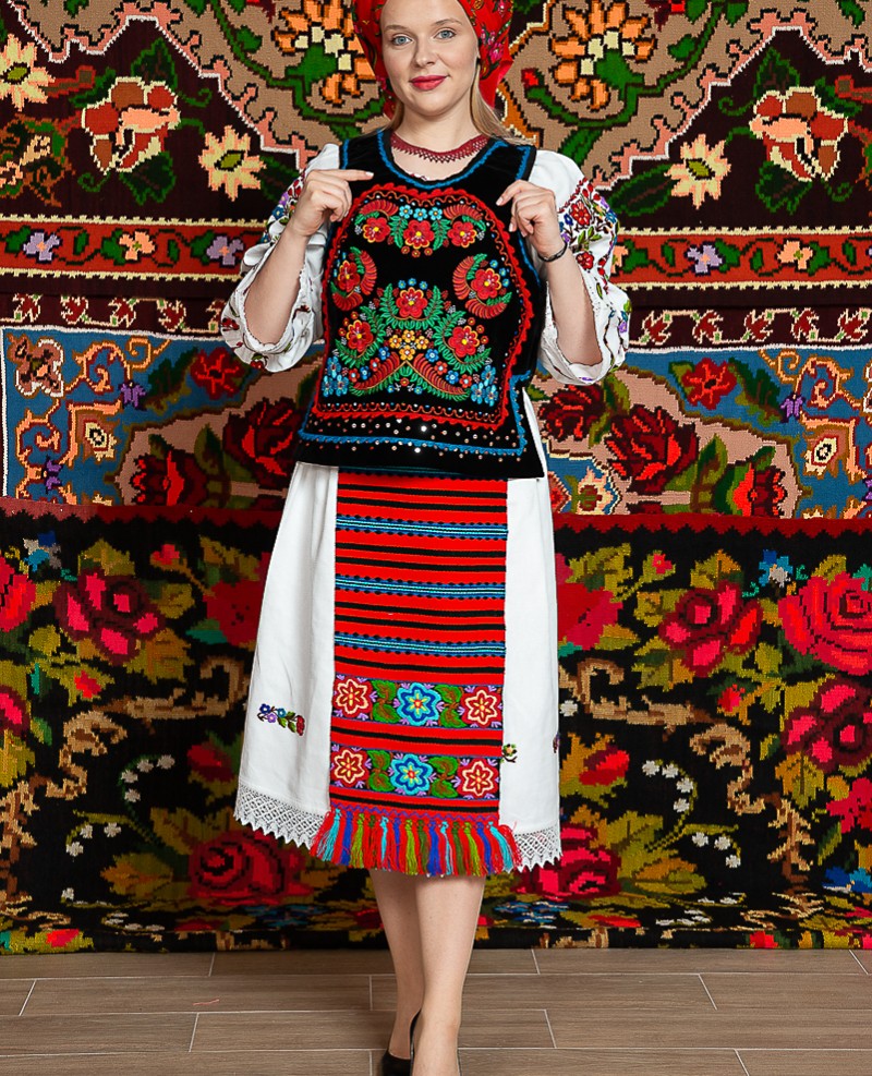 Costum popular femeie Somes cu pene si pieptar infundat