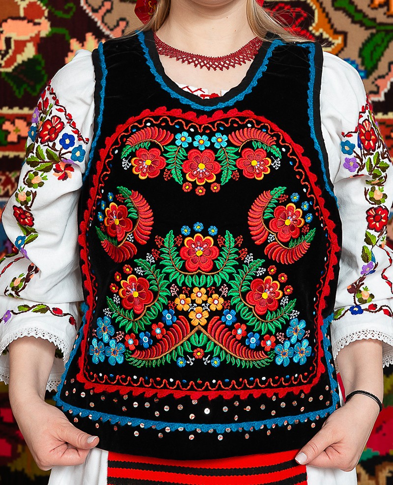 Costum popular femeie Somes cu pene si pieptar infundat