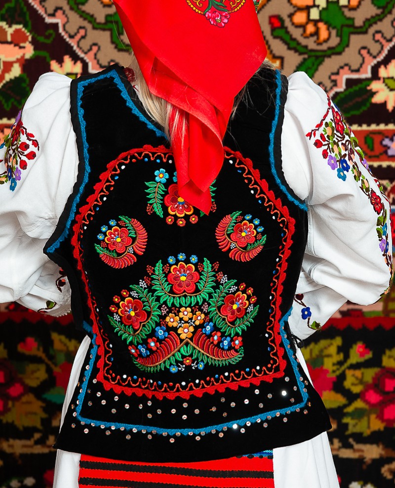 Costum popular femeie Somes cu pene si pieptar infundat