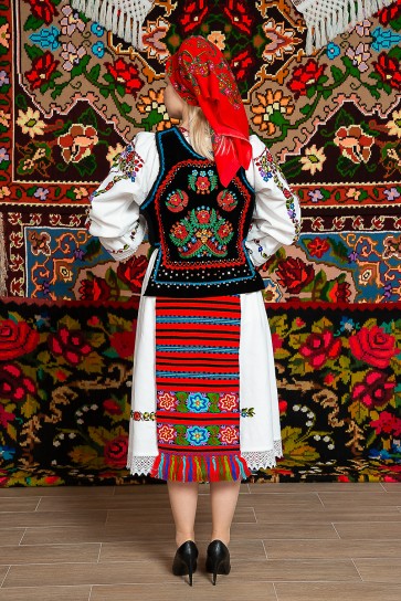 Costum popular femeie Somes cu pene si pieptar infundat