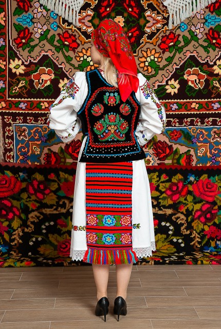 Costum popular femeie Somes cu pene si pieptar infundat