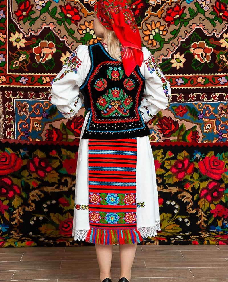 Costum popular femeie Somes cu pene si pieptar infundat