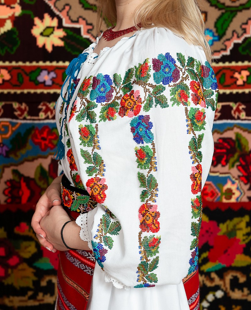 Costum popular femeie - Salauta cu margele