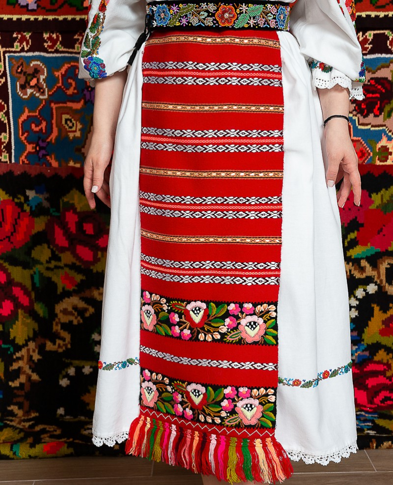 Costum popular femeie - Salauta cu margele