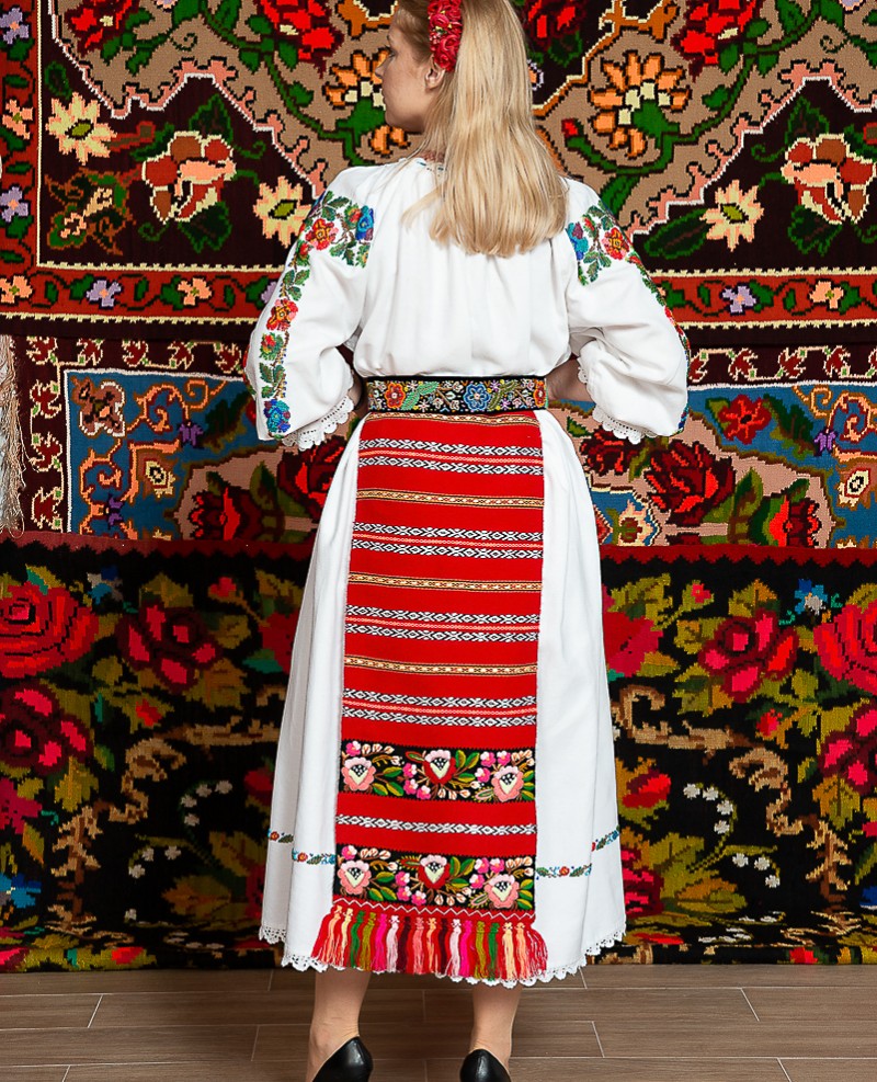 Costum popular femeie - Salauta cu margele