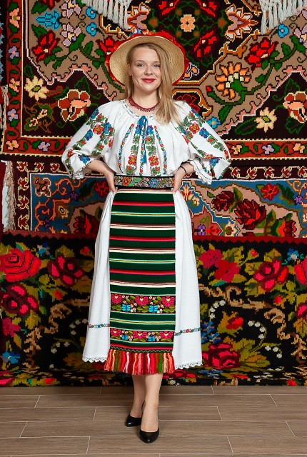 Costum popular femeie - Salauta cu margele