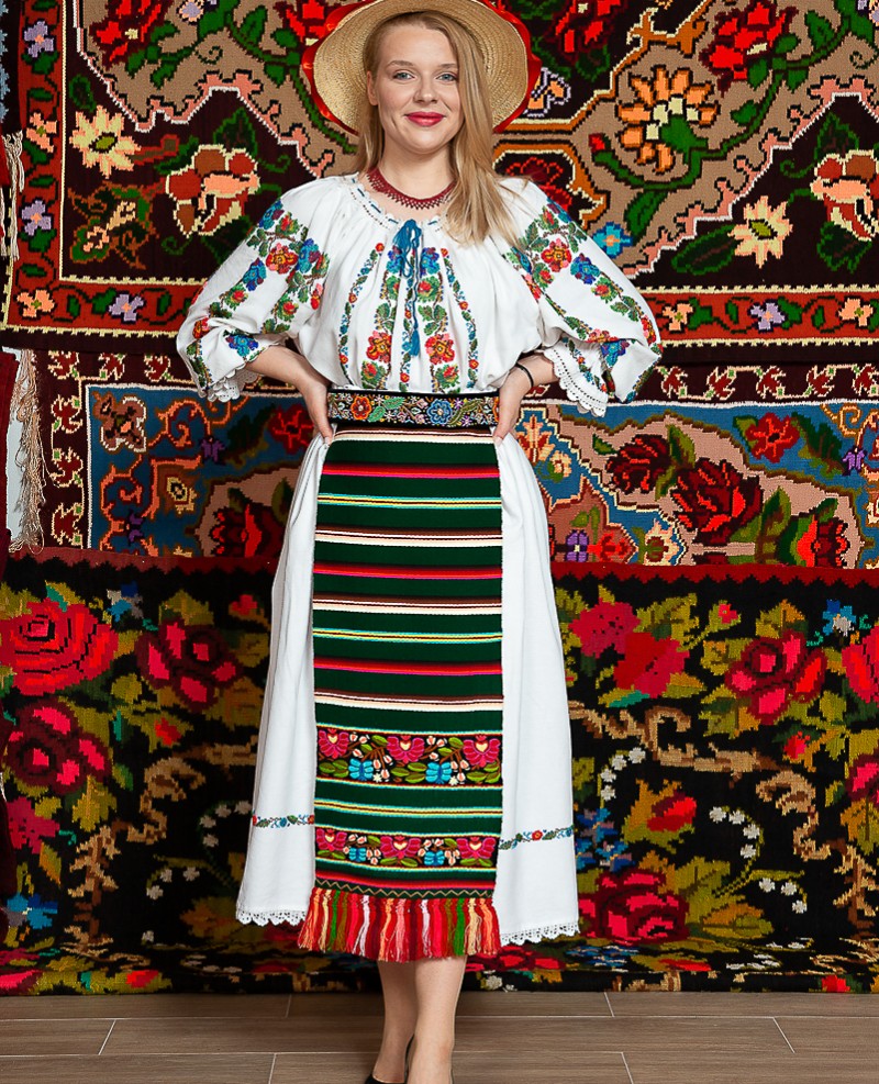 Costum popular femeie - Salauta cu margele