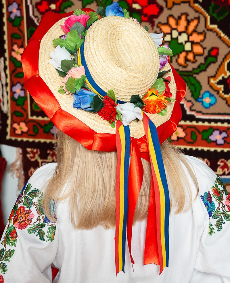 Costum popular femeie - Salauta cu margele