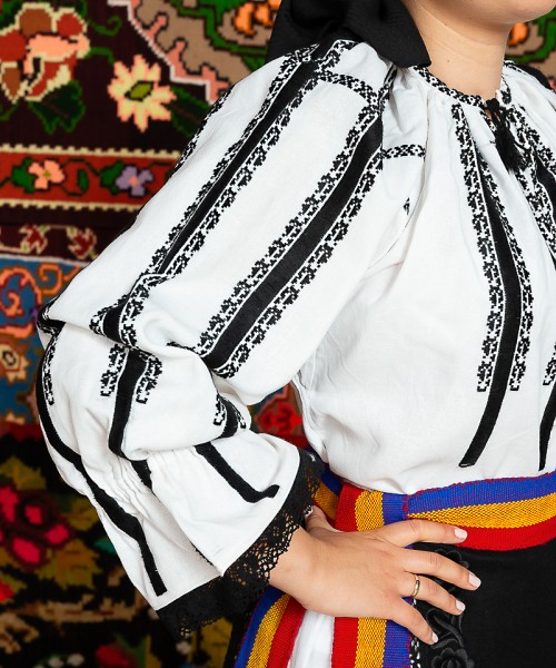 îngustată scrie inexact  Costum popular femeie Sibiu - Lucretia