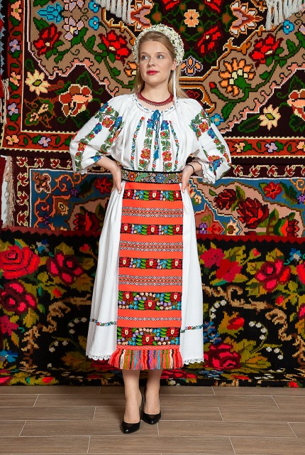 Costum popular femeie - Salauta cu margele