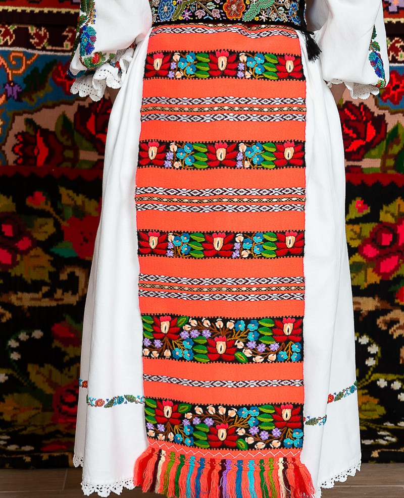 Costum popular femeie - Salauta cu margele