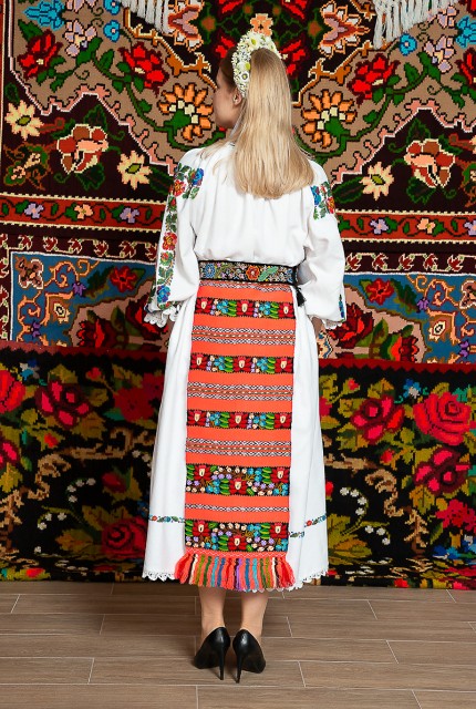 Costum popular femeie - Salauta cu margele