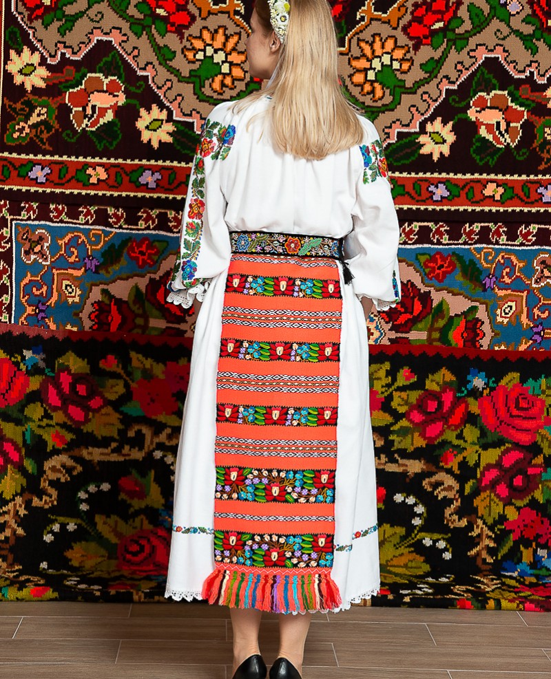 Costum popular femeie - Salauta cu margele