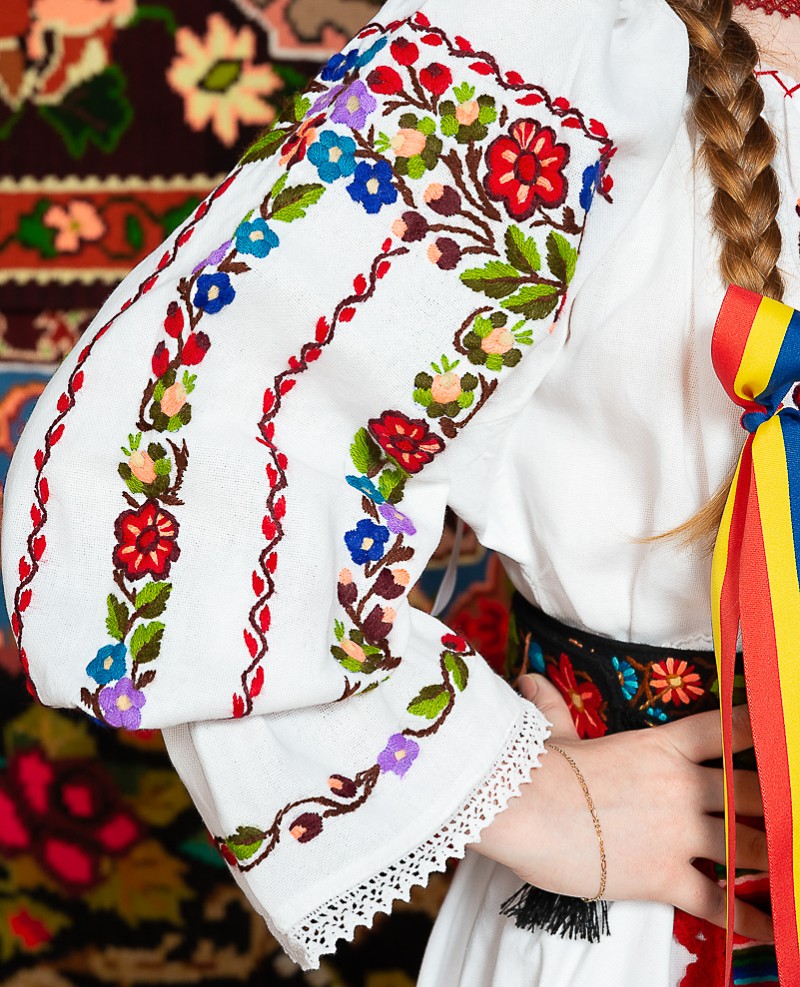 Costum popular femeie - Somes cu pene