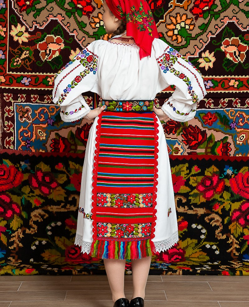 Costum popular femeie - Somes cu pene