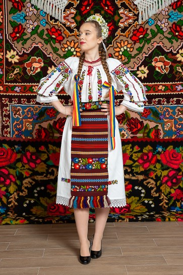 Costum popular femeie - Somes cu pene rosii