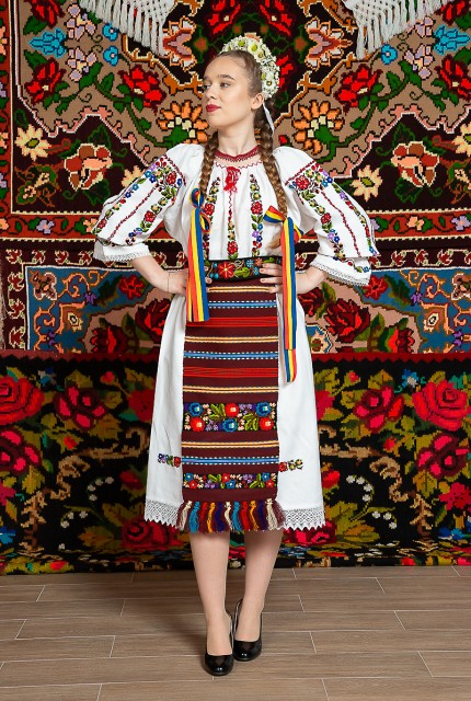 Costum popular femeie - Somes cu pene rosii