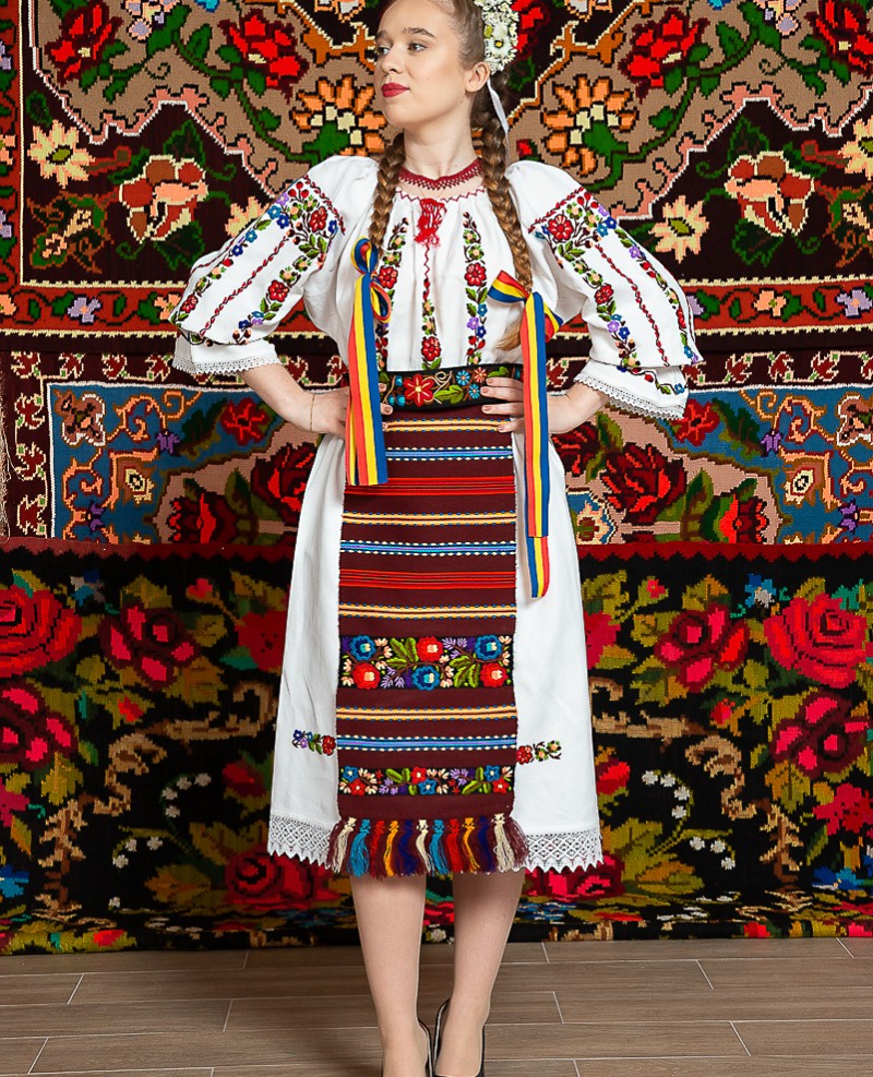 Costum popular femeie - Somes cu pene rosii