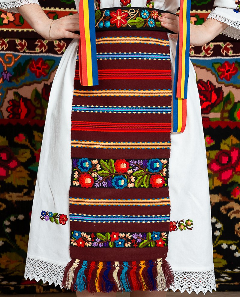 Costum popular femeie - Somes cu pene rosii