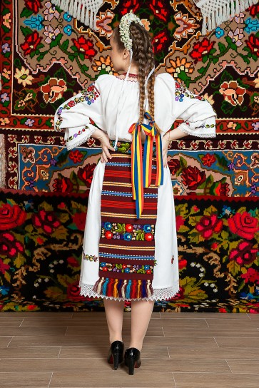 Costum popular femeie - Somes cu pene rosii