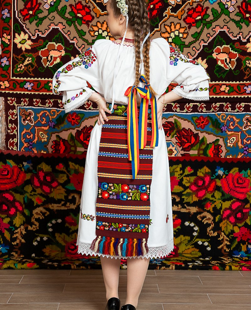 Costum popular femeie - Somes cu pene rosii