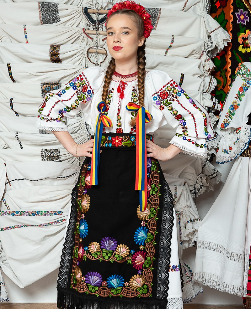 Costum popular femeie - Somes cu pene