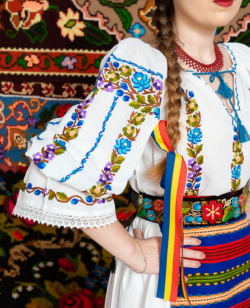 Costum popular femeie - Somes cu pene albastre