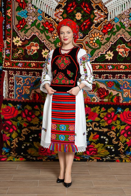 Costum popular femeie - Somes cu pene si pieptar infundat, cu pene