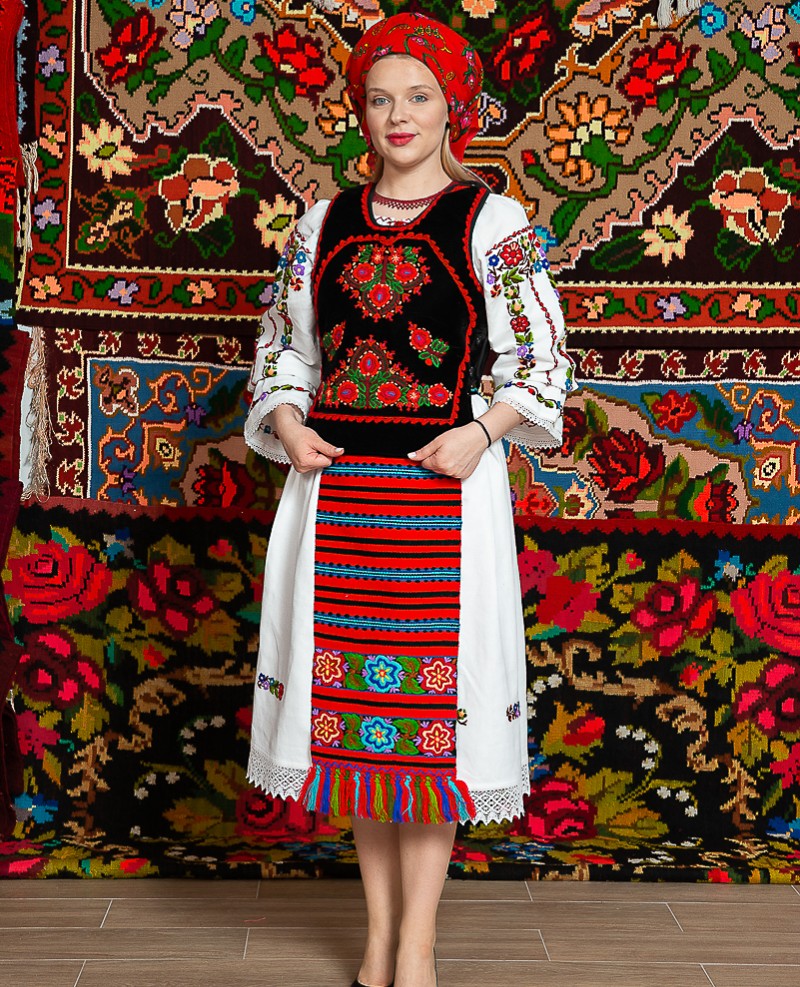 Costum popular femeie - Somes cu pene si pieptar infundat, cu pene