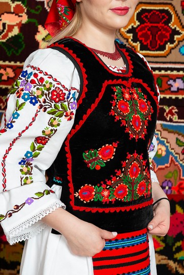 Costum popular femeie - Somes cu pene si pieptar infundat, cu pene