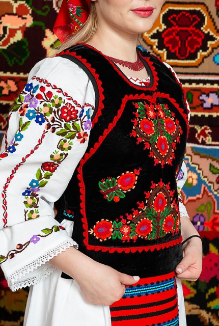 Costum popular femeie - Somes cu pene si pieptar infundat, cu pene