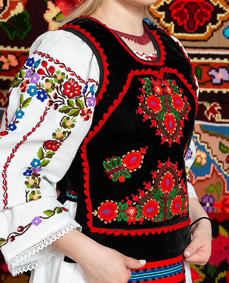 Costum popular femeie - Somes cu pene si pieptar infundat, cu pene