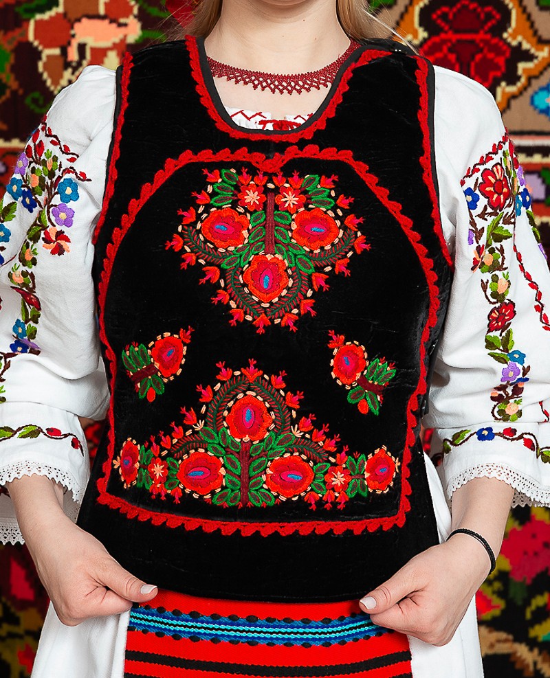 Costum popular femeie - Somes cu pene si pieptar infundat, cu pene