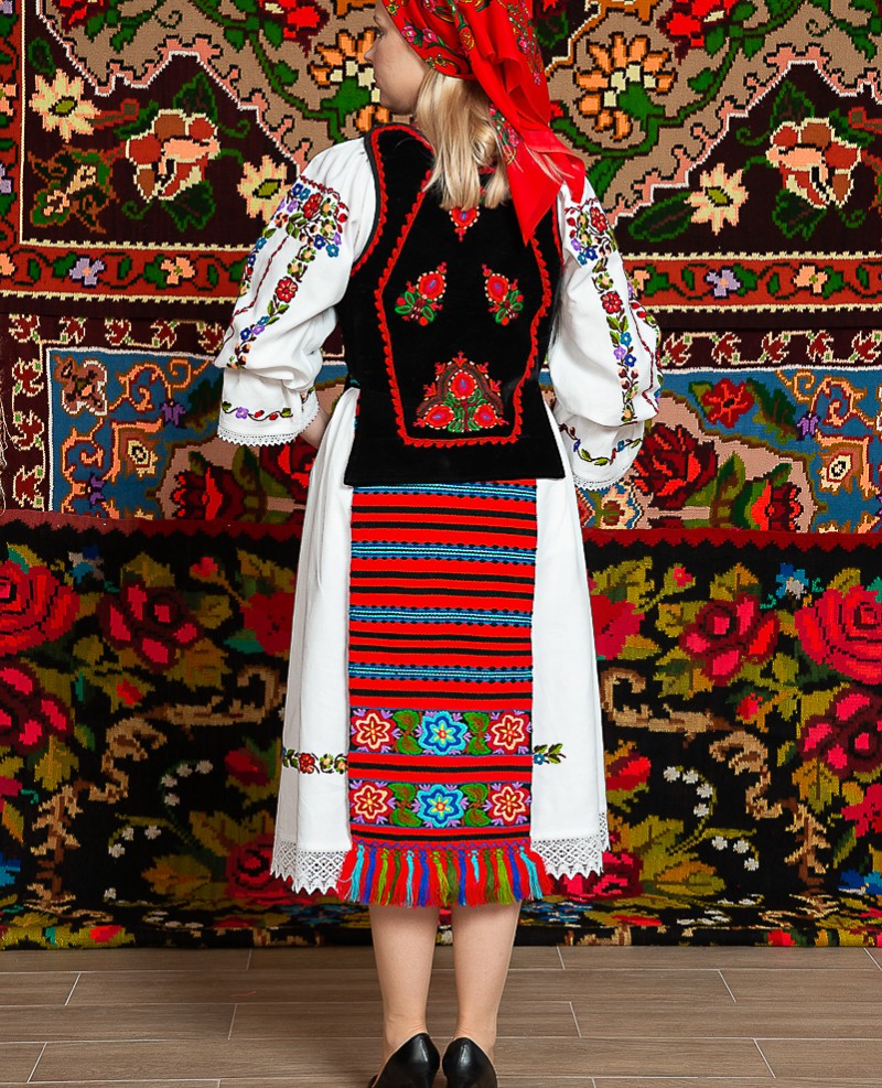 Costum popular femeie - Somes cu pene si pieptar infundat, cu pene