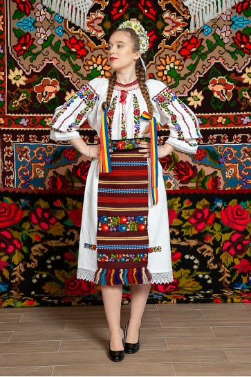 Costum popular femeie - Somes cu pene rosii
