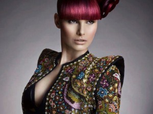 Straiele de sarbatoare ale bunicii, in atentia unui designer de renume. Parada de moda inedita