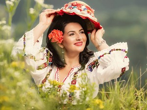 VIRGINIA LINUL și povestea costumului popular: „Poartă cu tine reflexia frumoasă a României!”